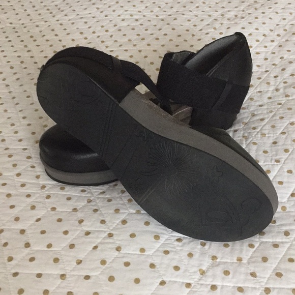 OTBT Closed Toed Wedges - Picture 2 of 6